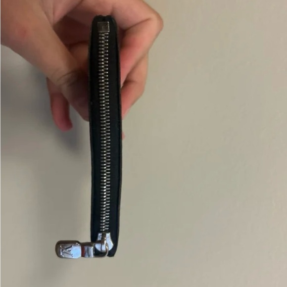 Louis Vuitton Damier Graphite Key pouch.
Missing chain that attaches the clasp. - Picture 2 of 6